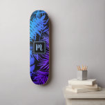 Monogram blue lila ombre leaf cool modern skateboard<br><div class="desc">Bringen Sie ein bisschen der Dschungeltropen in die Straßen Ihrer Stadt, wenn Sie coole, schicke, moderne Skateboards mit handgeschriebenem Monogramm benutzen, das Sie über ein grafisches Palmenblattmuster mit lebhaften, bedrückten blauen und lila Omergradwerten auf schwarz zeigen. Macht jedes Mal, wenn Sie auf dem Bürgersteig surfen, ein lustiges und stilvolles Statement....</div>