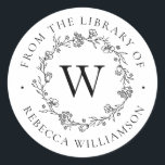 Monogram-Blumenschrei aus dem Library-Buchzeichen Runder Aufkleber<br><div class="desc">Fügen Sie Ihren Lieblingsbüchern eine elegante Touch mit unserer schicken Blumenschrift aus der Bibliothek des Buchzeichens hinzu, die Ihren Single in klassischer Serifenschrift mit einem handgezeichnet Kranz aus Blume, Knospen und winzigen botanischen Blätter gerahmt. "From the library of" erscheint in einem wunderschönen Rundbogen und hier können Sie Ihren eigenen Namen...</div>