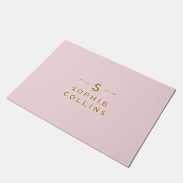 Monogram Blush Pink Gold Minimalistischer Elegante Fußmatte (Schrägansicht)