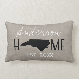 Monogram Burlap Zuhause Staaten North Carolina | Lendenkissen