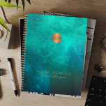 Monogram Business beruflich Planer<br><div class="desc">Moderner, glamouröser, beruflich luxuriöser Büroplaner mit einem grünen Smaragdgrün und einem kupfer guten Glitzer umkreist Personal- oder Firmenmonogramm Initial. Perfect for Zuhause Interior Designer Office, Beauty Salon, Fashion Designer, Architekt, Künstler, Berater, Manager, Direktor Hochzeit oder andere Events Planer.</div>
