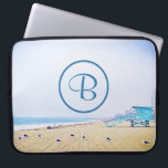 Monogram California Beach Lifeguard Booth Foto Laptopschutzhülle<br><div class="desc">Entspannen Sie sich, atmen Sie und erkunden Sie die Einsamkeit eines leeren kalifornischen Strandes mit dieser atemberaubenden, pastellfarbenen Fotografie maßgeschneiderten monogramm-Neopren-Laptop-Hülle. Dieser Laptop-Ärmel ist in drei Größen erhältlich: 15 Zoll, 13 Zoll und 10 Zoll. Ein tolles Geschenk für jemanden, der etwas Besonderes ist! Geben Sie einfach den Monogramm-Brief Ihrer Wahl...</div>