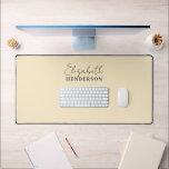 Monogram Calligraphy Girly Yellow Schreibtischunterlage<br><div class="desc">Auf dem Desk Mat finden Sie das Schriftart Duo moderner Kalligraphie und eleganten Serif-Schriftart.</div>