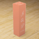 Monogram Cantaloupe White Wedge Wine Box<br><div class="desc">Hübscher Kantalupe mit Weiß. Gastgeschenk Hochzeiten für Ihre Empfang. Personalisieren Sie die Vornamen der Braut und der Gebräuche und das Hochzeitdatum in weißem Text. Vielen Dank, Sie sind in einem weißen Skript auf dem Kasten geschrieben. Entwürfe von TamiraZDesign.</div>
