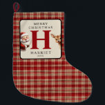 Monogram Christmas Santa Foto Großer Weihnachtsstrumpf<br><div class="desc">Investieren Sie in mehr als nur die Dekoration dieser festlichen Saison mit unserem bezaubernden monogramm Weihnachtsweih-Strumpf. Sie sind mit einer nostalgischen Mischung aus kariertem Weihnachtsmann und seinen winzigen Rentieren gestaltet und bilden persönliche Elemente wie den Namen Ihres Kindes und das Foto Ihrer Familie. Diese Strümpfe, die Ihre Feierlichkeiten bereichern, werden...</div>