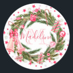 Monogram Christmas Wreath Runder Aufkleber<br><div class="desc">Der Weihnachtskreideaufkleber enthält Monogramm und Namen. Ideal für verpackte Geschenke oder Gastgeschenke.</div>