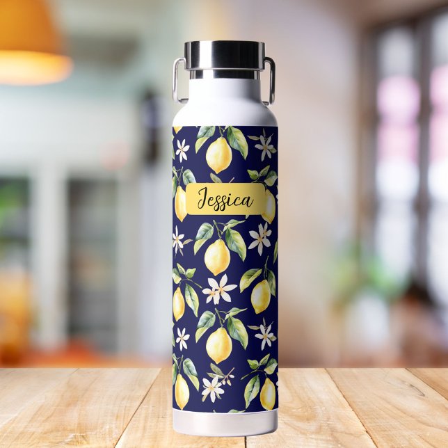 Monogram Citrus Lemon Frucht Botanisches Muster Trinkflasche (In situ)