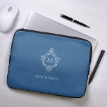 Monogram Classic Blue Vintag Elegant Wappen Name Laptopschutzhülle<br><div class="desc">Ein klassisches Blau- und Silberdesign mit dem Monogramm als Initial in einem Vintagen Wappen, empfohlen für einen Mann. Das Wappen ist Imitate silberne Folie, der Hintergrund ist klassisch blau. Unter dem Wappen befindet sich der Name in grauen Kappen. Das Vintage Wappen aus einer alten Buchbinderei aus dem Buch "Rust, Smut...</div>
