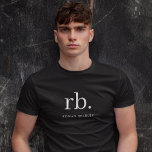 Monogram Classic Elegant Minimal Black T-Shirt<br><div class="desc">Ein minimalistisches Monogramm-Design mit großen Typografie-Initialen in einem klassischen Schriftart mit Ihrem Namen unten auf einem einfachen schwarzen Hintergrund. Das perfekt angepasste Geschenk oder Accessoire!</div>