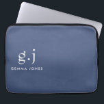 Monogram Classic Elegant Minimal Dusty Blue White Laptopschutzhülle<br><div class="desc">Eine staubige blaue Laptop-Hülle für Zuhause oder Unternehmen mit einem schlichten,  modernen minimalistischen Monogramm mit einfachen Serifentypografie-Initialen. Ein Satzzeichen (Periode) teilt den ersten und letzten ersten als ein einfaches Gestaltungselement auf,  das diesen typografischen Stil als modern und sauber definiert. Ihr Name im Großserifentyp. Einfach,  sauber und modern.</div>