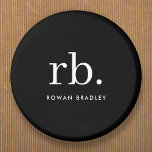 Monogram Classic Elegant Minimal Schwarz und Weiß Button<br><div class="desc">Ein minimalistisches Monogramm-Design mit großen Typografie-Initialen in einem klassischen Schriftart mit Ihrem Namen unten auf einem einfachen schwarzen Hintergrund. Das perfekt angepasste Geschenk oder Accessoire!</div>