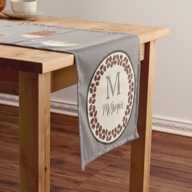 Monogram Coffee Lover Light Brown Kurzer Tischläufer (Beispiel)