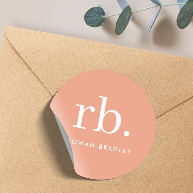 Monogram Coral Peach Elegant Feminine Runder Aufkleber (Von Creator hochgeladen)