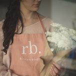 Monogram Coral Peach Elegante Feminine Minimalisti Schürze<br><div class="desc">Ein minimalistisches Monogramm-Design mit großen Typografie-Initialen in einem klassischen Schriftart mit Ihrem Namen unten auf einem weiblichen Korallenpfirsichhintergrund. Das perfekt angepasste Geschenk oder Accessoire!</div>