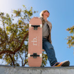 Monogram Coral Peach Elegante Feminine Minimalisti Skateboard<br><div class="desc">Ein minimalistisches Monogramm-Design mit großen Typografie-Initialen in einem klassischen Schriftart mit Ihrem Namen unten auf einem weiblichen Korallenpfirsichhintergrund. Das perfekt angepasste Geschenk oder Accessoire!</div>