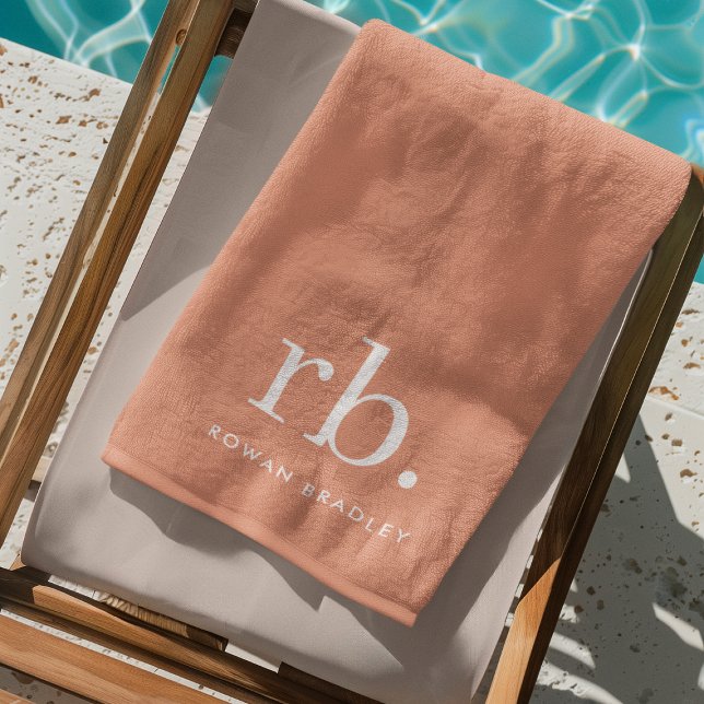 Monogram Coral Peach Elegante Feminine Minimalisti Strandtuch (Feminine stylish coral peach unique monogram beach towel.)