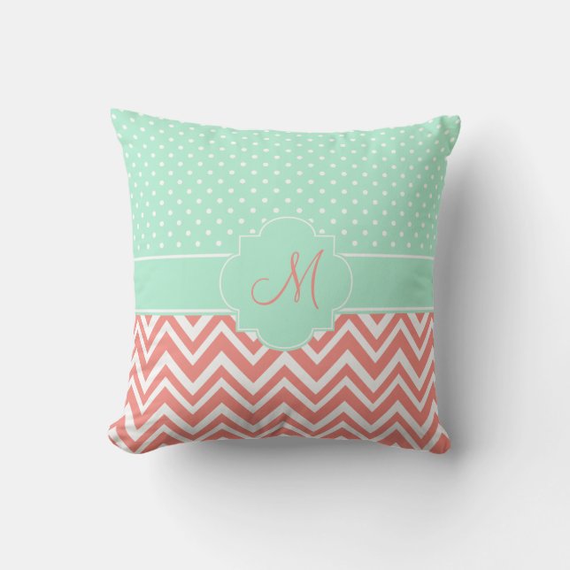 Monogram Coral Zickzack mit Mint Polka Dot Muster Kissen (Vorderseite)