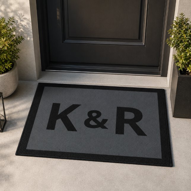 Monogram Couple Initials Moderne Schwarz und Grau Fußmatte (Personalized monogram doormat with couple initials for a modern front door welcome.)