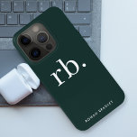 Monogram Dark Green Stylish Modern Minimalist Case-Mate iPhone Hülle<br><div class="desc">Ein minimalistisches Monogramm-Design mit großen Typografie-Initialen in einem klassischen Schriftart mit Ihrem Namen unten auf einem dunkelgrünen Hintergrund. Das perfekt angepasste Geschenk oder Accessoire!</div>