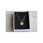 Monogram Disk Necklace<br><div class="desc">Unsere personalisierten Mongram Halsketten sind die perfekte Geschenke für alle Frauen in Ihrem Leben. Unsere mit Monogramm Halsketten sind ideal für Bräunungsgeschenke,  Mütter-Tagesgeschenke,  Geburtstagsgeschenke,  Jahrestage,  Abschluss-Geschenke,  Geschenke für Enkeltöchter,  Geschenke für Großmütter und vieles mehr!</div>
