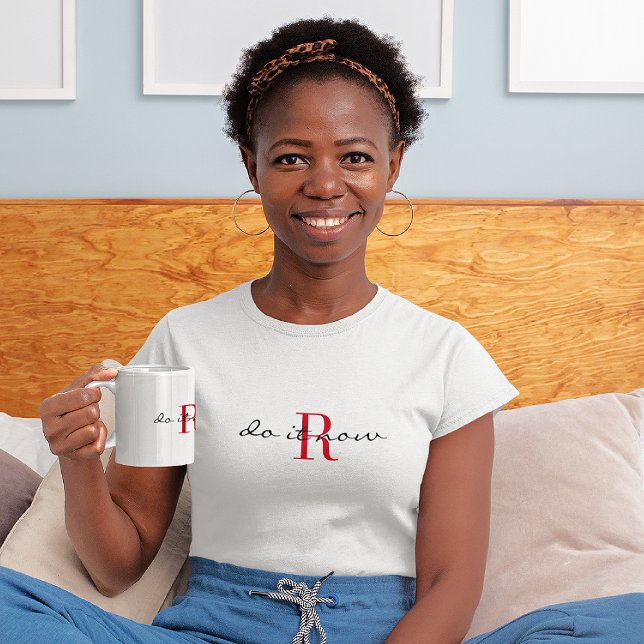 Monogram 'do it now' Activewear Classic White T-Shirt (Von Creator hochgeladen)