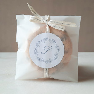 Monogram Dusty Blue Kranz Klassische Schrift Hochz Runder Aufkleber