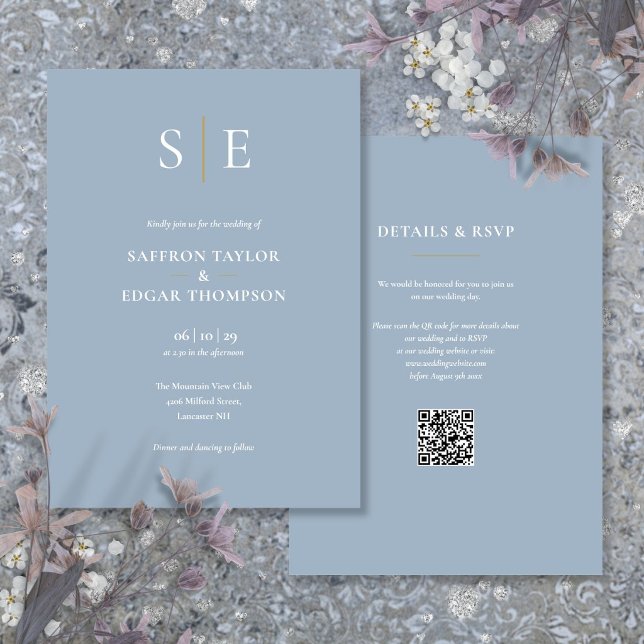 Monogram Dusty Blue QR Code Wedding Einladung (Monogram Dusty Blue QR Code Wedding Invitation)