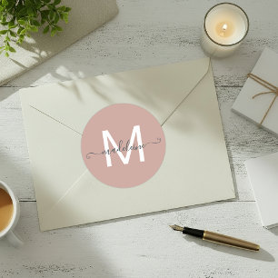 Monogram Dusty-Rose für personalisierten Skriptnam Runder Aufkleber