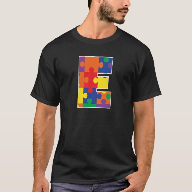Monogram E in Multi Color Puzzle Pieces T-Shirt (Vorderseite)