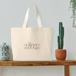 Monogram Elegant Blush Pink Moderne Minimalistisch Jumbo Stoffbeutel<br><div class="desc">Eine elegante Tasche aus Monogramm mit einem rosa,  modernen Typografie-Namen,  überlagert mit hellgrauen Initialen in einem handgeschriebenen Script-Schriftart im ungezwungenen lässigen Stil. Der Text kann leicht für ein so einzigartiges Design wie Sie personalisiert sein!</div>