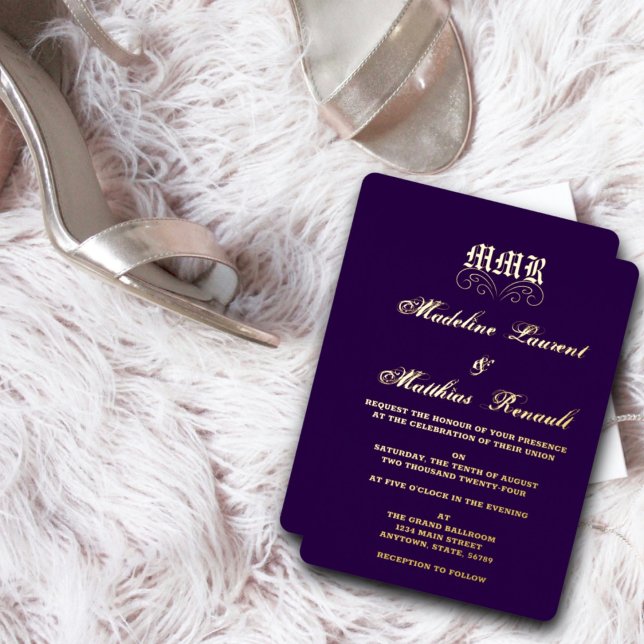 Monogram Elegant Dark Lila and Gold Wedding Folieneinladung (Von Creator hochgeladen)