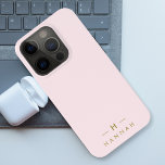 Monogram Elegant Minimal Blush Pink und Gold Case-Mate iPhone Hülle<br><div class="desc">Ein einfaches,  individuelles Monogramm-Design in einer modernen,  goldfarbenen Typografie auf elegantem pastellfarbenem Rosa Hintergrund. Die Monogramm-Initialen und der Name können zusammen mit der Feature-Zeile leicht personalisiert werden,  um ein Design so einzigartig wie Sie sind zu machen! Das perfekte Geschenk oder Accessoire für jeden Anlass.</div>