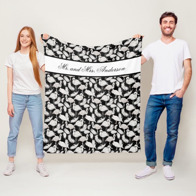 Monogram Elegant Script Schwarz-weiß Swan Feathers Fleecedecke (Beispiel)