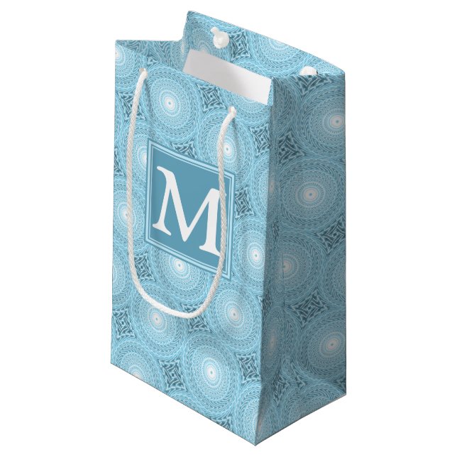 Monogram Engelblau-Kreismuster Kleine Geschenktüte (Vorderseite Schrägansicht)