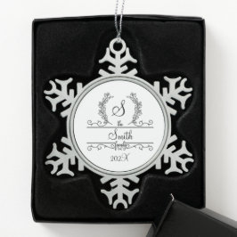 Monogram Familienname Snowflake Holiday Schneeflocken Zinn-Ornament