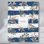 Monogram Family Modern Chic Winter Botanicals Fleecedecke<br><div class="desc">Bleibe warm und gemütlich mit dieser Fleecedecke mit dem Monogramm-Initial und Namen, umgeben von handgemalten Aquarellbotanikalen und Beeren-Set vor einem marinebasierten und weiß gestreiften Hintergrund - alles mit Imitaten goldglänzenden Polka-Punkten. Spaß und Festlichkeit - das perfekte Haus-Erwärmung, Geburtstag oder Winterurlaub-Geschenk. (Ändern Sie die Hintergrundfarbe der Streifen ganz nach Ihrem Geschmack.)...</div>