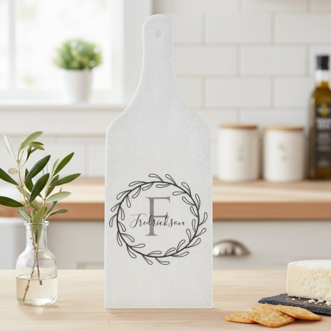 Monogram Family Name Olive Branch Wreath Schneidebrett (Family name floral wreath cutting board)
