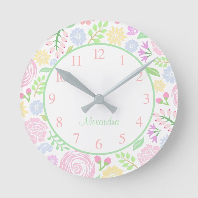 Monogram Floral Pastel Wall Clock Runde Wanduhr (Vorderseite)