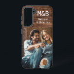 Monogram Foto Couple Wood Personalisiert Name Samsung Galaxy Hülle<br><div class="desc">Monogram Foto Couple Wood Personalisiert Name Samsung Galaxy Hüllen bietet Ihr Lieblings-Foto mit Ihren personalisierten Namen und Monogramm auf einem hölzernen Akzent. Perfekt als Geschenk für Ehemann oder Freund zum Geburtstag,  Weihnachten,  Valentinstag,  Jubiläum und vieles mehr. Entworfen von ©Evco Studio www.zazzle.com/store/evcostudio</div>