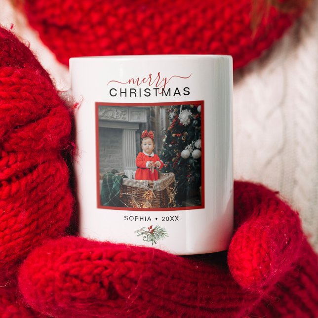 Monogram Frohe Weihnachts Wasserfarbe Holly Foto Kaffeetasse (Modern typography Merry Christmas customizable photo mug with a little watercolor holly branch.)