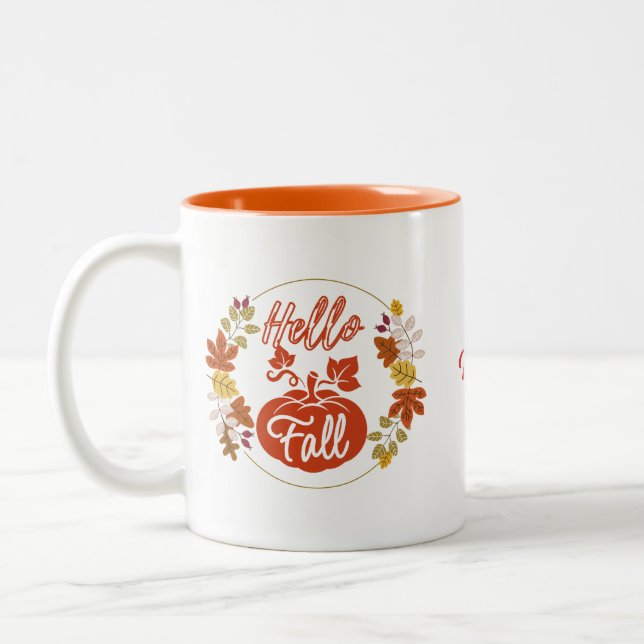 Monogram für den Autumn Leaves Wreath Pumpkin Name Zweifarbige Tasse (Links)