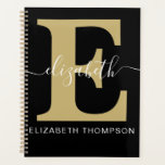 Monogram Gold Black Customized Script Name Planer<br><div class="desc">Will du einen personalisierten Planer, der perfekt für deinen Wochenplan geeignet ist? Dann benötigen Sie den Monogram Gold Black Custom Script Name Initial Personalisiert Spiral Bound Planner! Dieser Planer ist ideal, um alle wichtigen Informationen behalten, die organisiert und zugänglich sind. Außerdem wird sie mit einer Bandbindung geliefert, um sie sicher...</div>