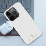 Monogram Gold Gray | Minimalistisch Elegant modern Case-Mate iPhone Hülle<br><div class="desc">Ein einfaches,  individuelles Monogramm-Design in einer modernen,  goldfarbenen Typografie auf elegantem,  weichem,  weichem,  schwarzem Hintergrund. Die Monogramm-Initialen und der Name können zusammen mit der Feature-Zeile leicht personalisiert werden,  um ein Design so einzigartig wie Sie sind zu machen! Das perfekte Geschenk oder Accessoire für jeden Anlass.</div>