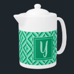 Monogram Green Dreistone Diamond Muster<br><div class="desc">Machen Sie Ihren Lieblings-Tee in dieser Monogram Green Dreistone Diamond Muster Teekanne. Es zeichnet sich durch ein geometrisches Rautenmuster in drei grünen Farbtönen aus, wobei ein Initial in hellgrün an einem dunkelgrünen Quadrat angebracht ist. Personalisieren Sie es mit Ihrem ersten. Geben Sie Ihrem Teatime einen zusätzlichen Pop.</div>