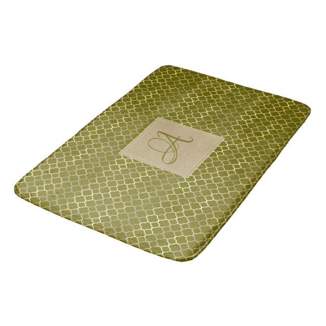 Monogram Green Gold Quatrefoil Newlyweds Hochzeit Badematte (Schrägansicht)