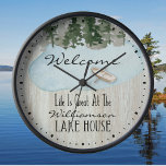 Monogram Große Wanduhr<br><div class="desc">Das Leben ist großartig im Lake House. Mit Monogramm Name. Herzlich willkommen für Ihre Gäste. Wasserfarbe landschaftlich mit Bäumen,  See und Schiff.</div>
