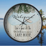 Monogram Große Wanduhr<br><div class="desc">Das Leben ist großartig im Lake House. Mit Monogramm Name. Herzlich willkommen für Ihre Gäste. Wasserfarbe landschaftlich mit Bäumen, See und Schiff.</div>