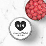 Monogram Heart Modern Wedding Save the Date Runder Aufkleber<br><div class="desc">Modernes Monogramm Save the Date Wedding Rundaufkleber mit Herz. Personalisieren Sie es, indem Sie den Platzhalter-Text durch Ihre Daten ersetzen. Für weitere Optionen, wie zum Beispiel den Schriftart zu ändern und seine Größe, klicken Sie auf die Schaltfläche "Anpassen". *Bitte beachten Sie, dass das Zazzle-Wasserzeichen, das in der Zoomvorschau angezeigt wird,...</div>