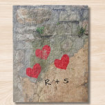 Monogram Hearts<br><div class="desc">Dieses Rätsel zeigt ein Foto einer alten Wand,  die mit drei Herzen gemalt wurde. Sie können dieses Rätsel mit Ihren Initialen oder Namen anpassen.</div>