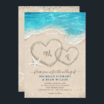 Monogram Hörer bei der Hochzeit am Sandstrand Einladung<br><div class="desc">Mit Ihren personalisierten Monogramm-Initialen kreieren Sie Ihre eigenen, eleganten Hochzeitsfeiern am Strand... Das Aquarelldesign ist mit Kunstwerken illustriert von Raphaela Wilson. 2 Herzen im goldgelben Sand, glitzernde Ozeanwellen, Seesterne, Lichter und andere tropische Elemente vereinen sich wunderbar zu einer maßgeschneiderten Hochzeitseinladung, die perfekt für Ihre Feier am Meer geeignet ist. Wenn...</div>